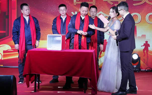 黄石尊龙凯时2024年终晚会：凝心聚力，，，，，，，，共创辉煌！